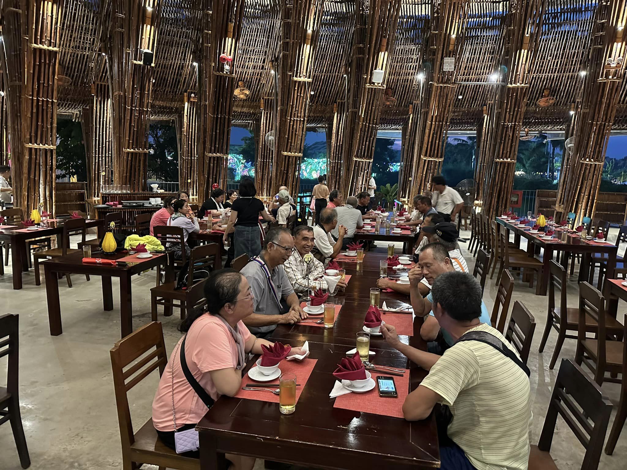 燈光美氣氛佳用晚餐