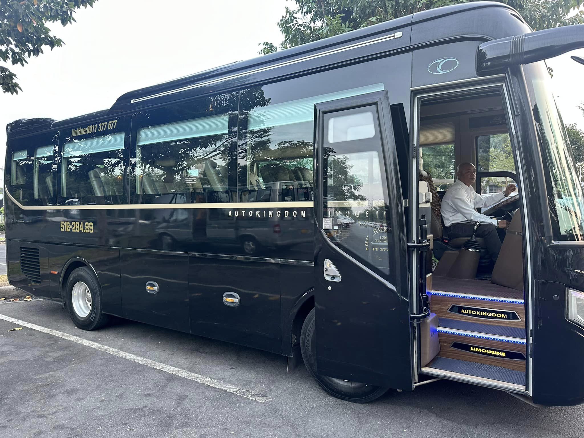 私人訂製高端團10-15位
 採用高級豪華ViP大巴旅游
 專屬司机和翻译導遊