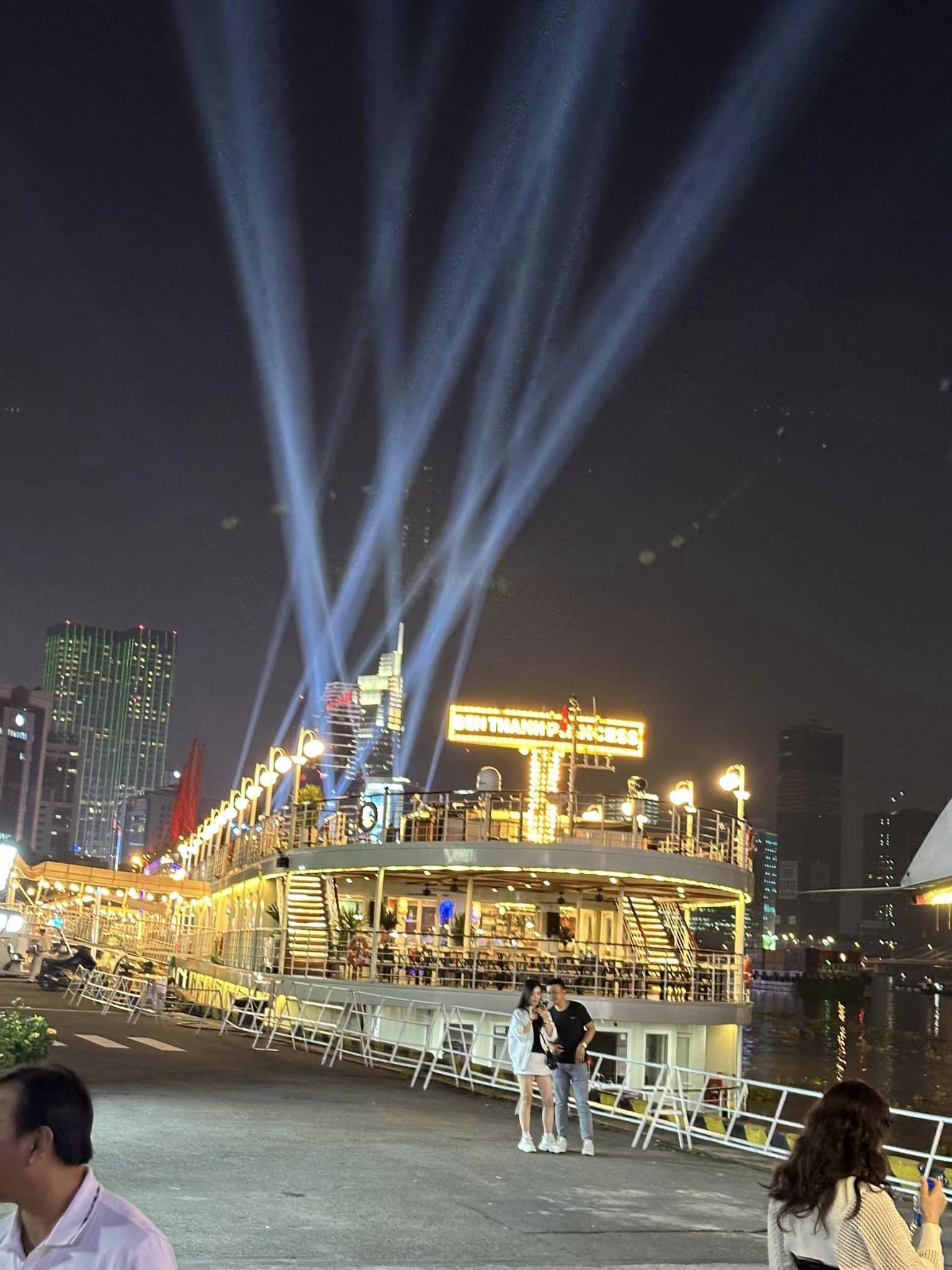 西貢遊船河 高端客制化私人定制服务 用車氣派豪华大巴總統座椅