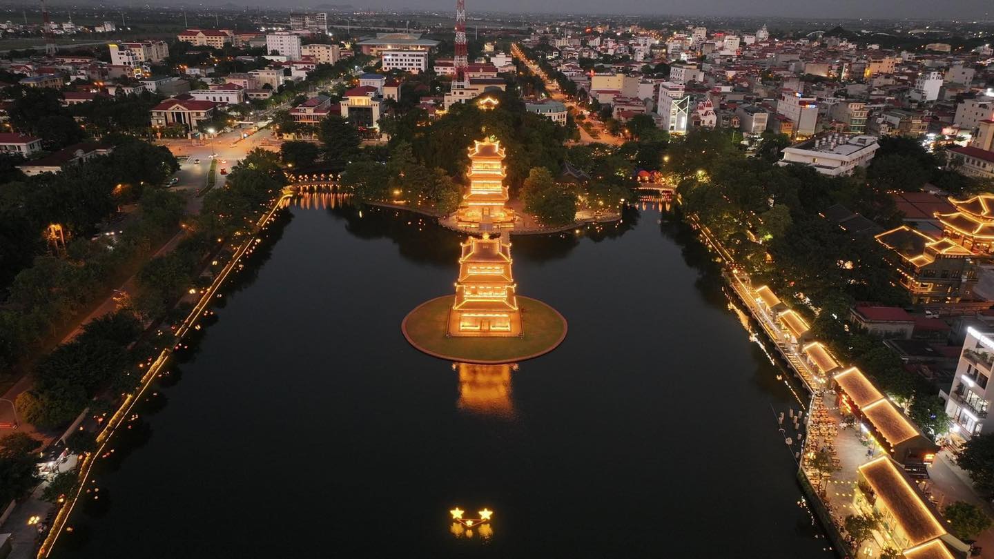 在得天獨厚的自然條件下，擁有許多迷人的風景、詩意的風景和著名的景點…
