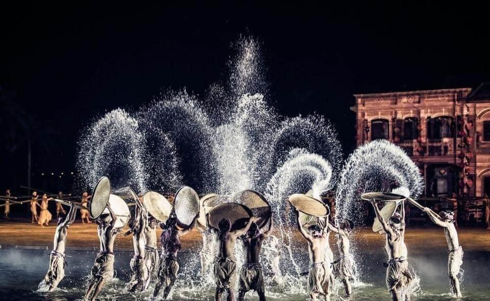 會安回憶~世界上最美麗的表演 長達60分鐘的《會安回憶》是一場聲光結合的現代舞蹈表演節目…