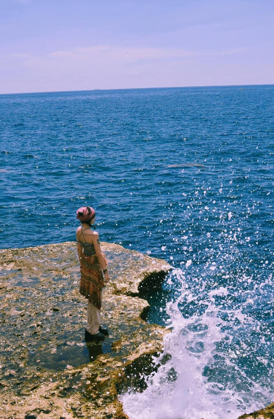 來到寧順絕對不能錯過的地方就是HANG RAI！  Rai Cave 位於 Nui Chua 地區，以其獨特的美麗吸引著所有人的目光，起伏的岩石海岸、綠色的苔蘚…