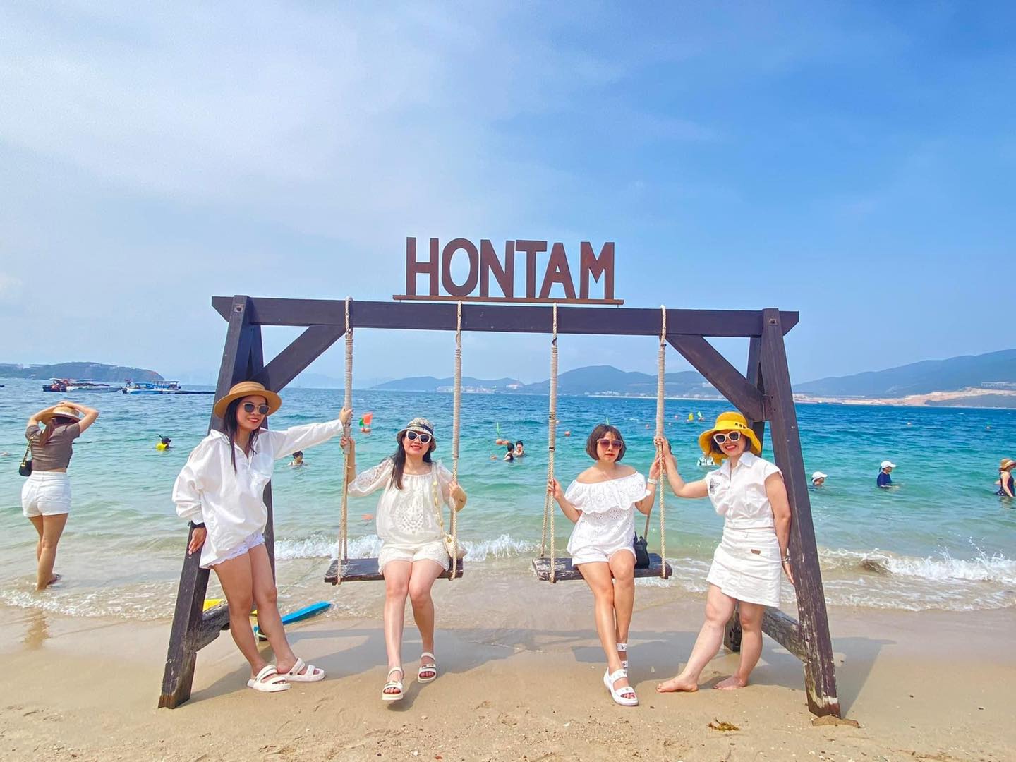 芽莊Hon Tam之旅－回顧浪漫的藍色海洋天堂  無論一年中的任何時候，當您來到漢譚時，您都會享受到美麗的寧靜之美。漢潭以其罕見的詩意和原始之美，成為遊客，尤…