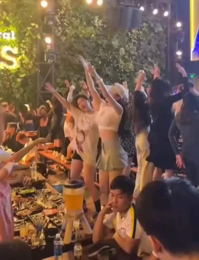 夜幕下的河内酒吧餐厅也是很火鬧的#玩出名堂高端旅游關注我們带大家玩最美的越南