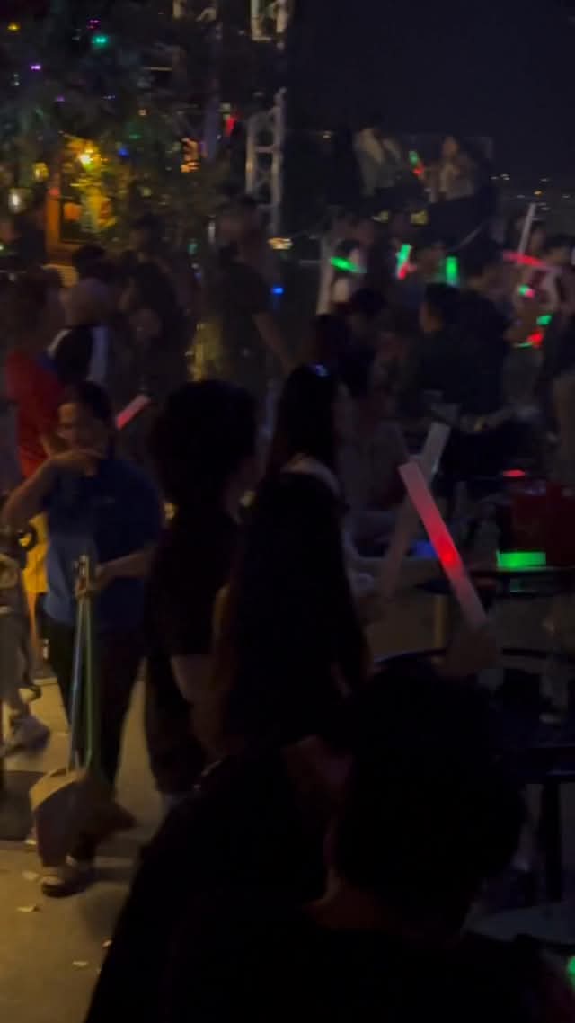 愈夜愈瘋狂頂楼露天酒吧
 #名堂高端旅游關注我們带大家玩最美的越南