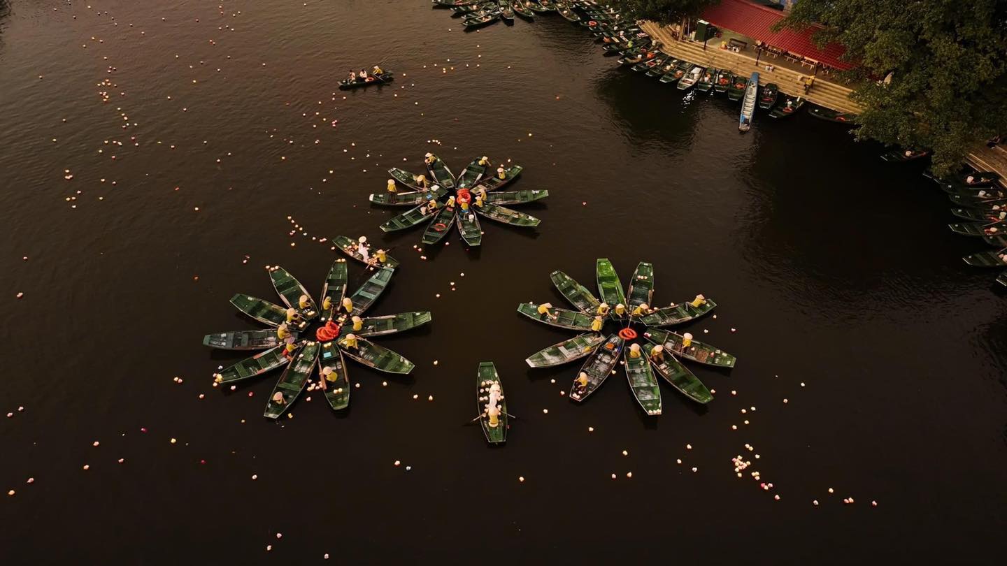 譚可可比東放燈儀式祈福新春 請寫下您對即將到來的新年的願望  #越南#高端量身定制旅遊
 #吃好-#住好-#玩好-
 #高爾夫球團私人客製化訂製
 #旅游找～#…